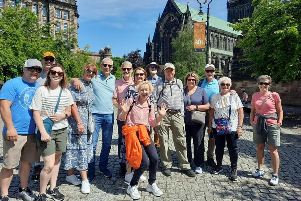 Un grupo de personas posando para una foto en una ciudad.