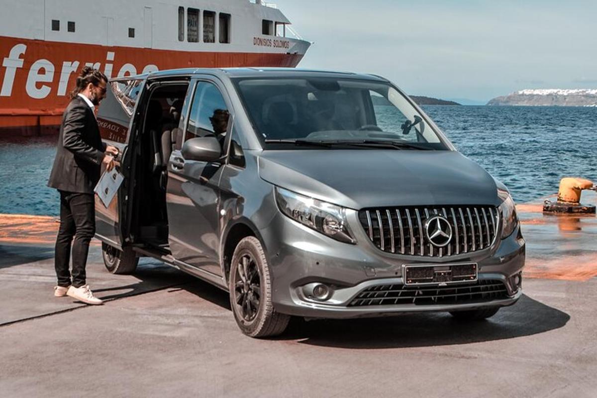 Un bărbat coboară dintr-o dubă Lexus gri