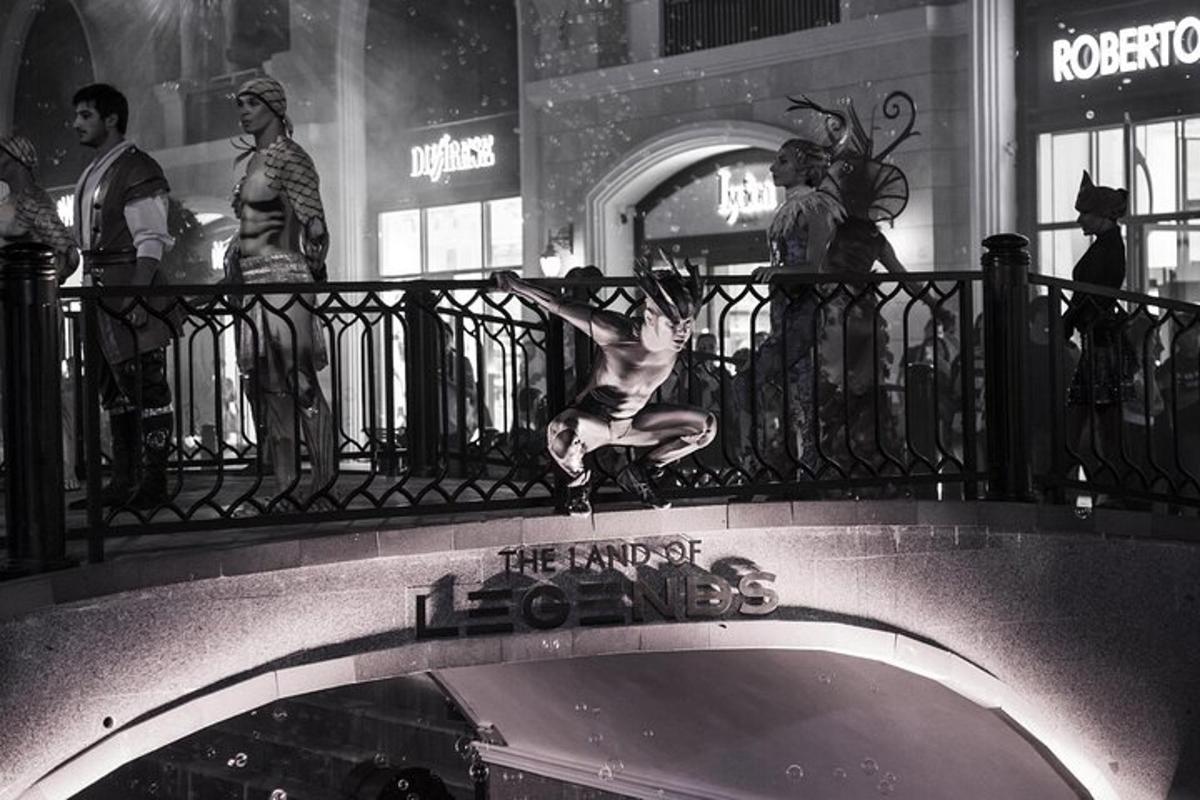 un uomo che fa un trick sullo skateboard su un balcone