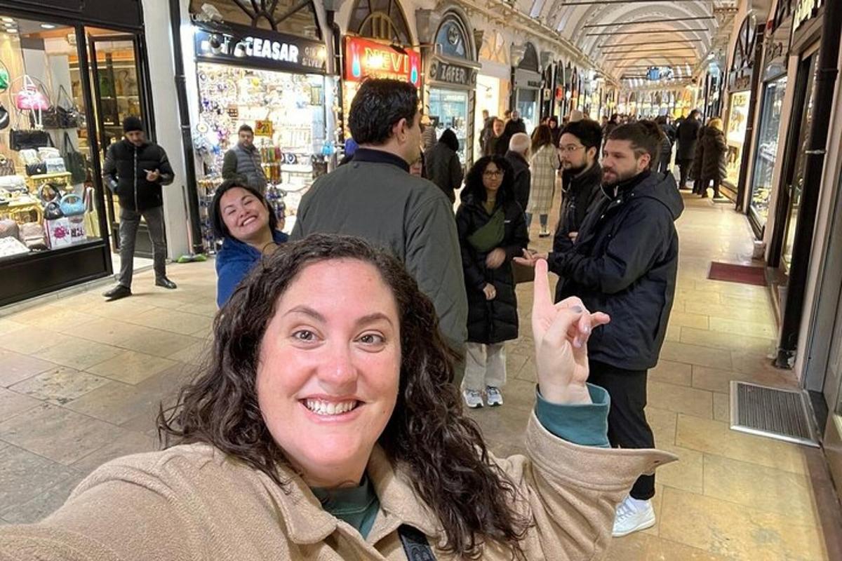 sieviete pozē fotografēšanai iepirkšanās centrā