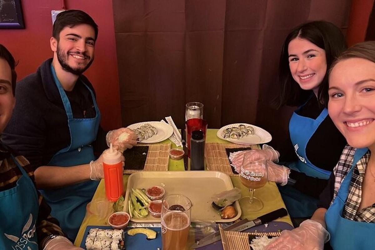 isang grupo ng mga tao na nakaupo sa paligid ng isang mesa na kumakain ng pagkain
