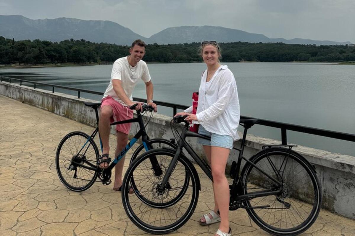 un bărbat și o femeie pe o bicicletă pe un pod