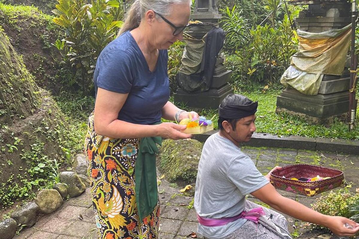 uma mulher alimentando um menino com um prato de comida