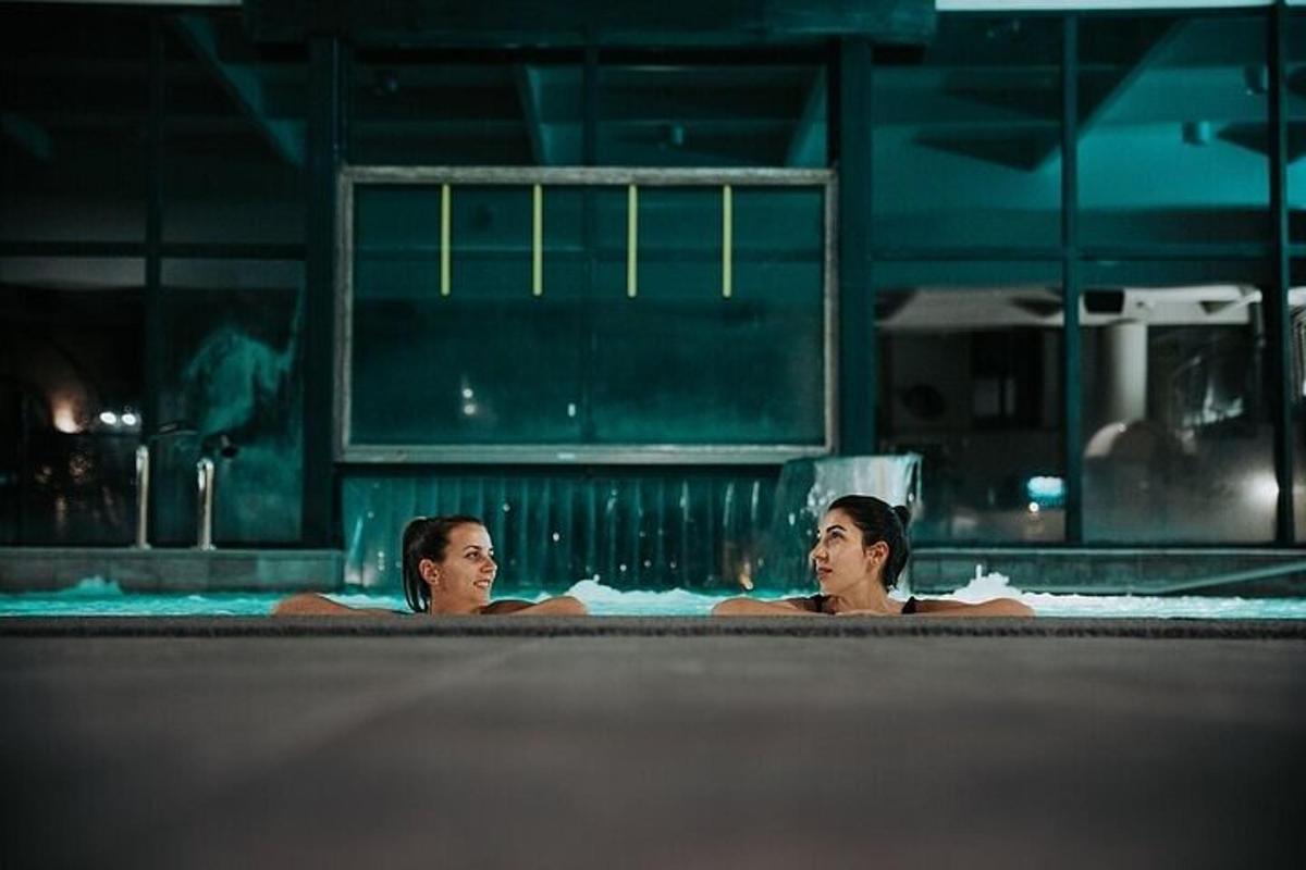 due donne in una piscina di notte