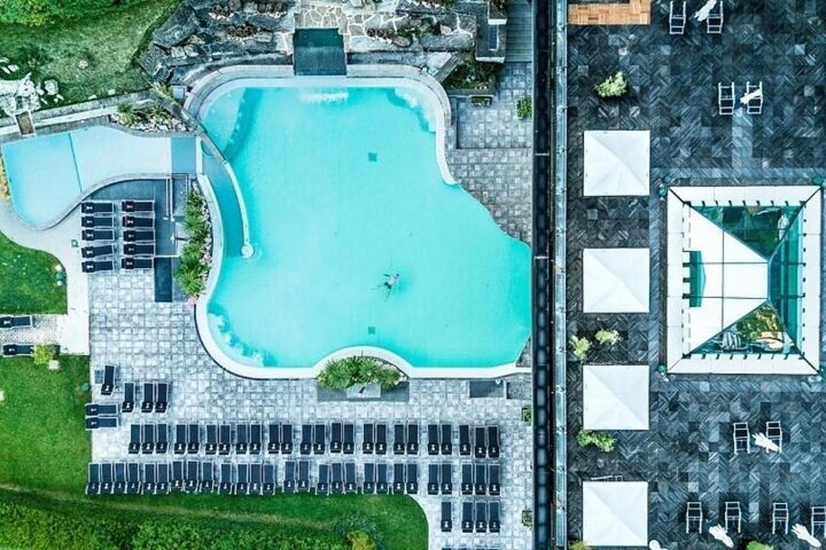 una vista dall'alto di una piscina