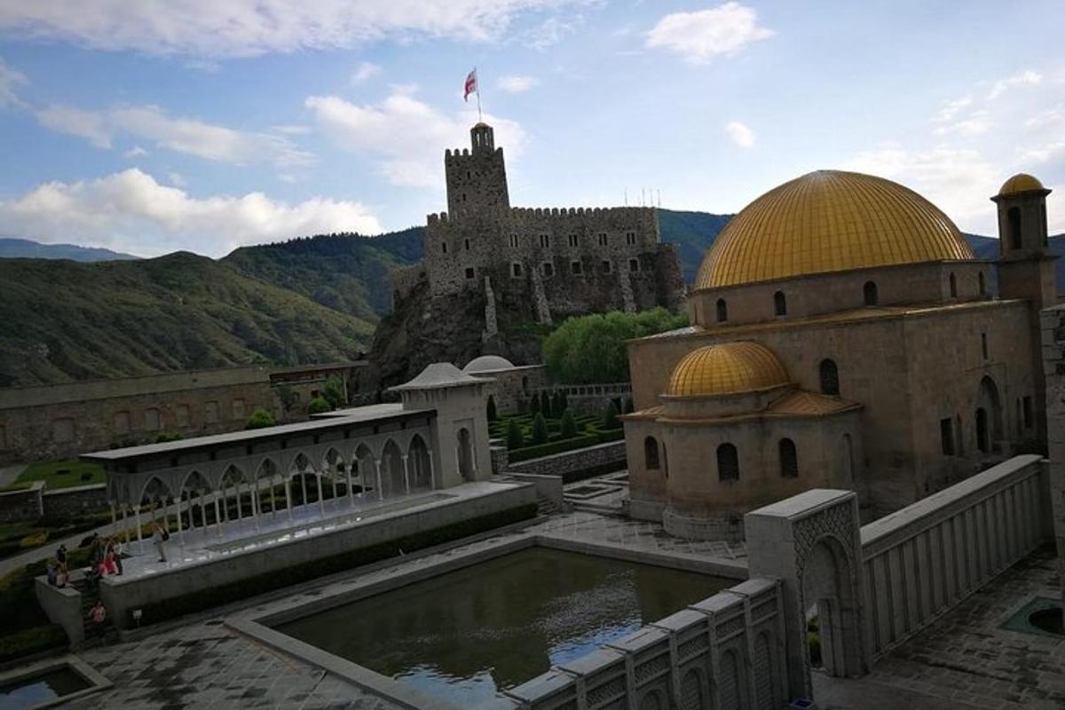 o clădire cu un bazin de apă în fața unui castel