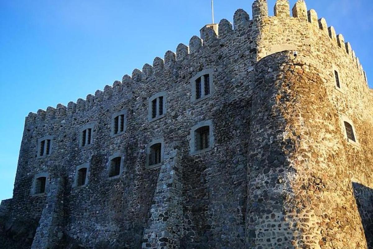 un turn mare de castel cu cer albastru în fundal