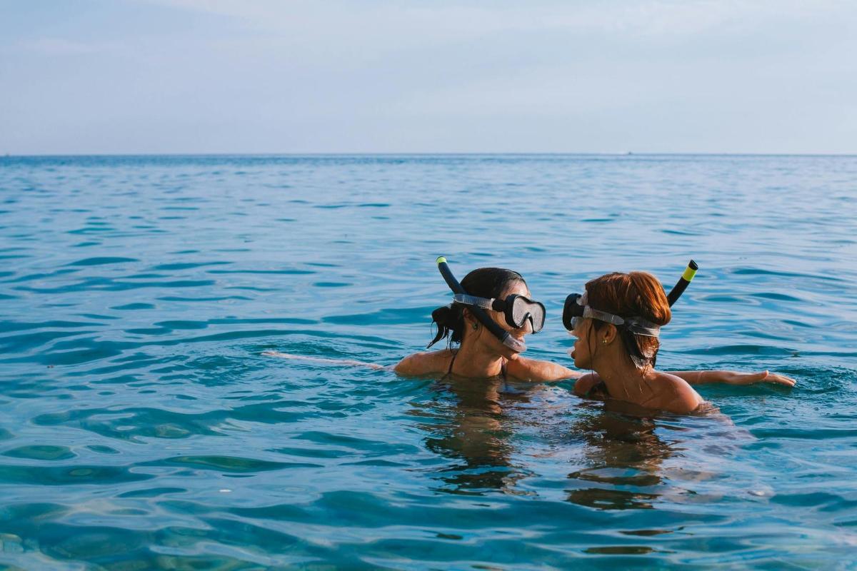 due persone in acqua che indossano attrezzatura da sub