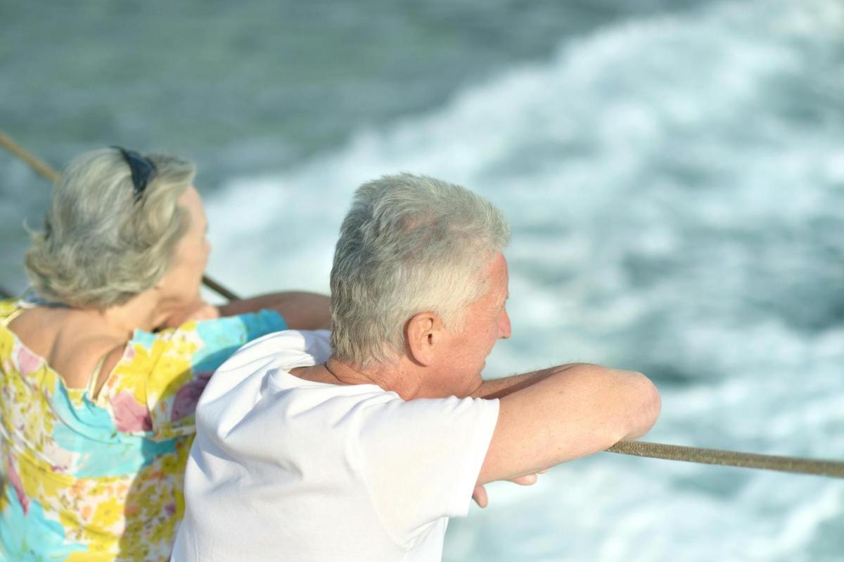 un home gran i una dona en un vaixell