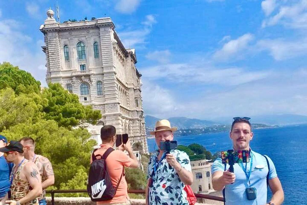 un grup de persones fent-se fotos davant d'un edifici