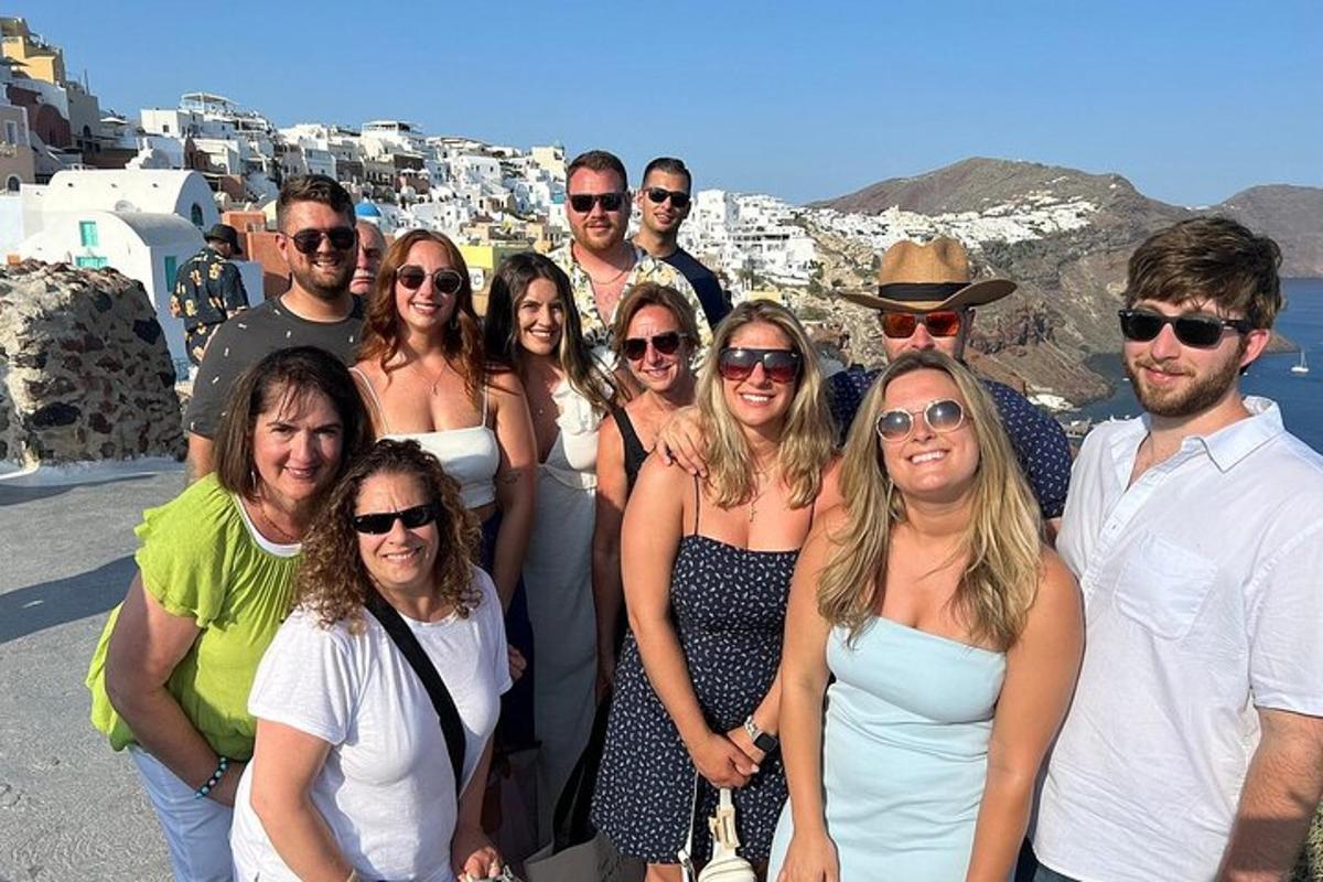 μια ομάδα ανθρώπων που ποζάρουν για μια φωτογραφία στην κορυφή μιας πόλης