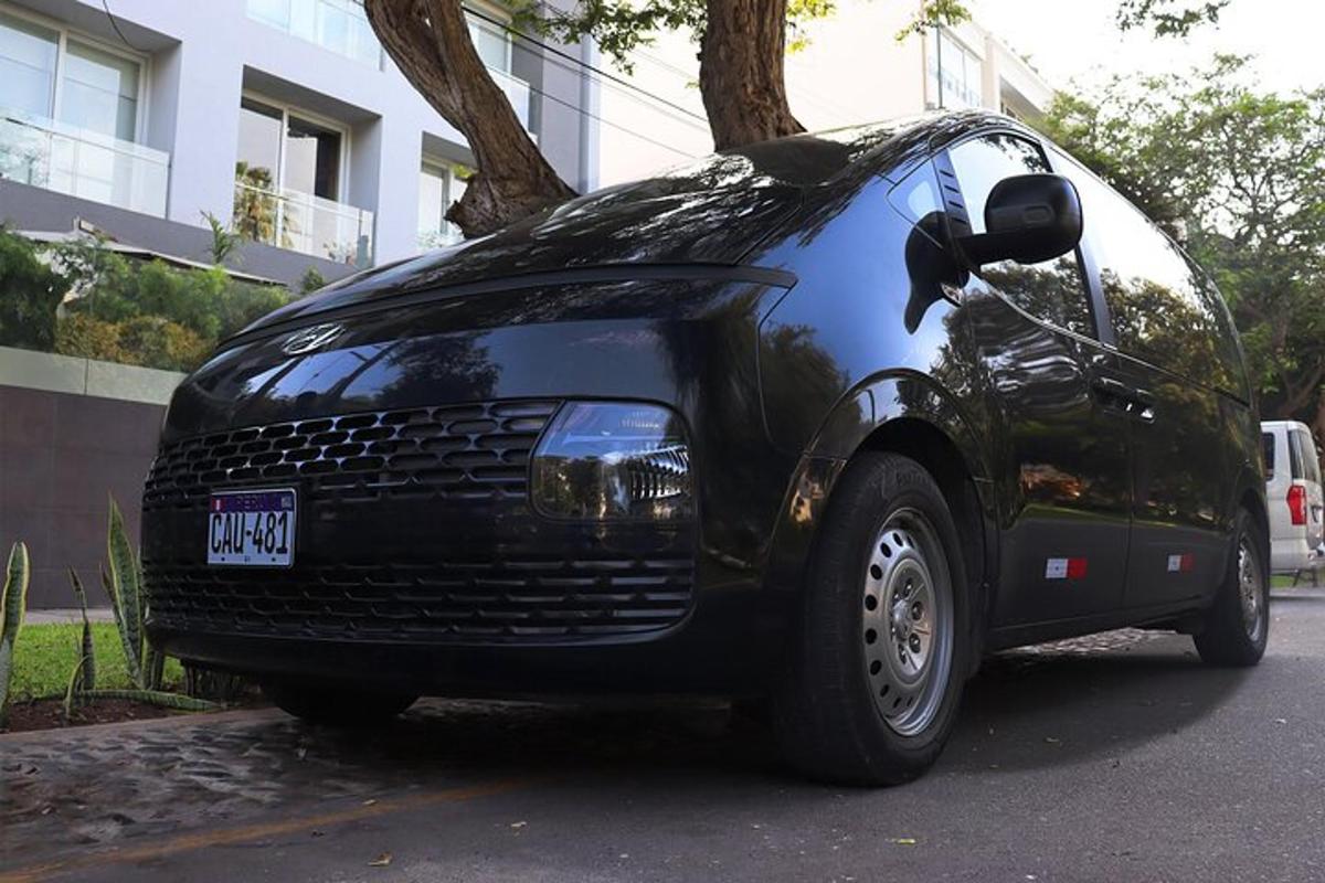 egy fekete autó parkolt az utca szélén