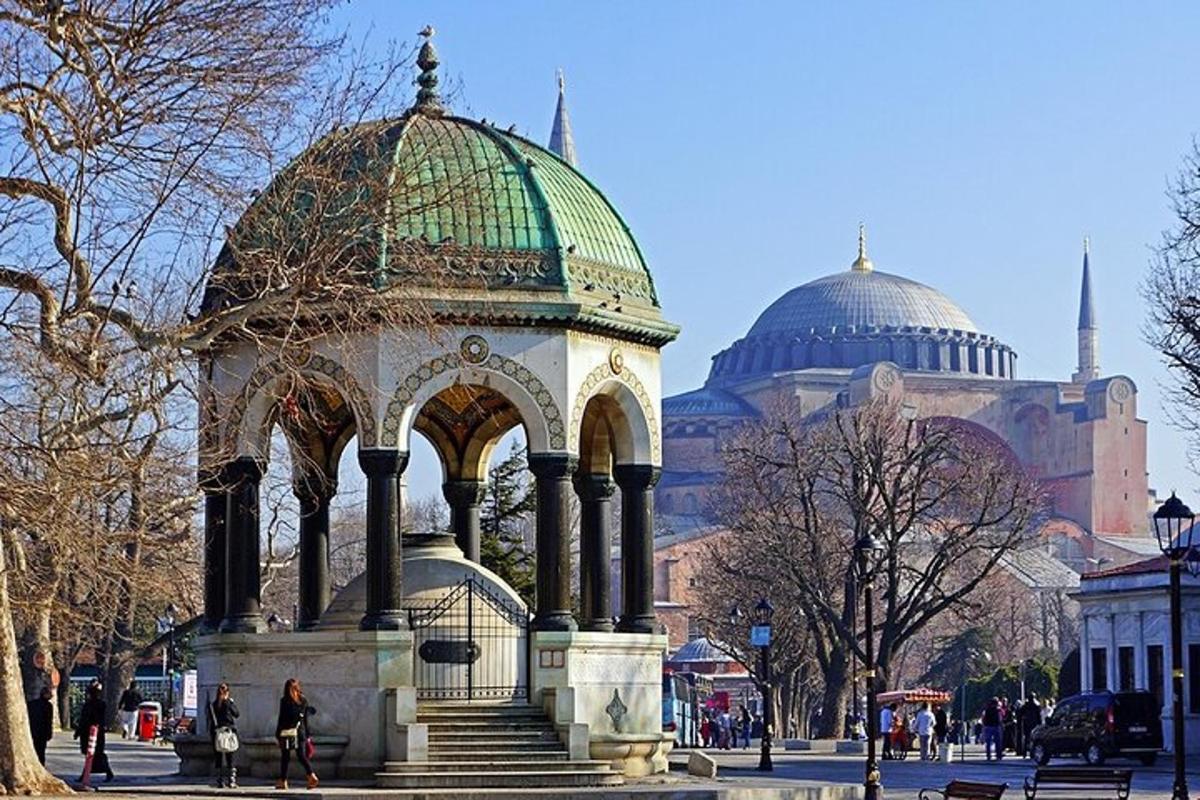 şehirde çardaklı bir bina