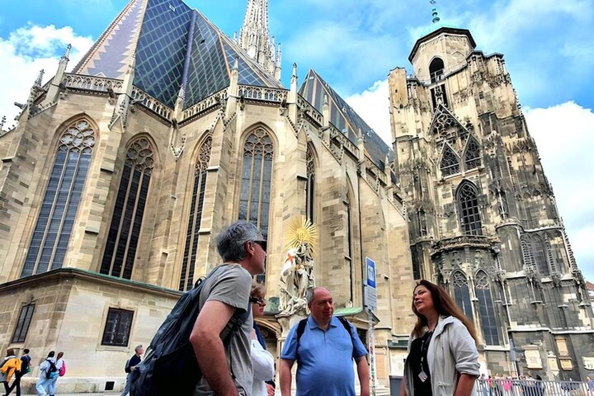 sekumpulan orang berdiri di hadapan sebuah katedral