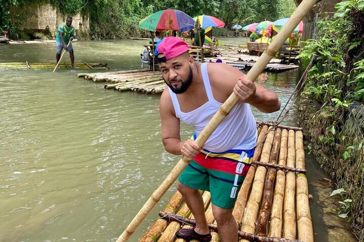 isang lalaki ang sumasagwan ng bangka sa tubig