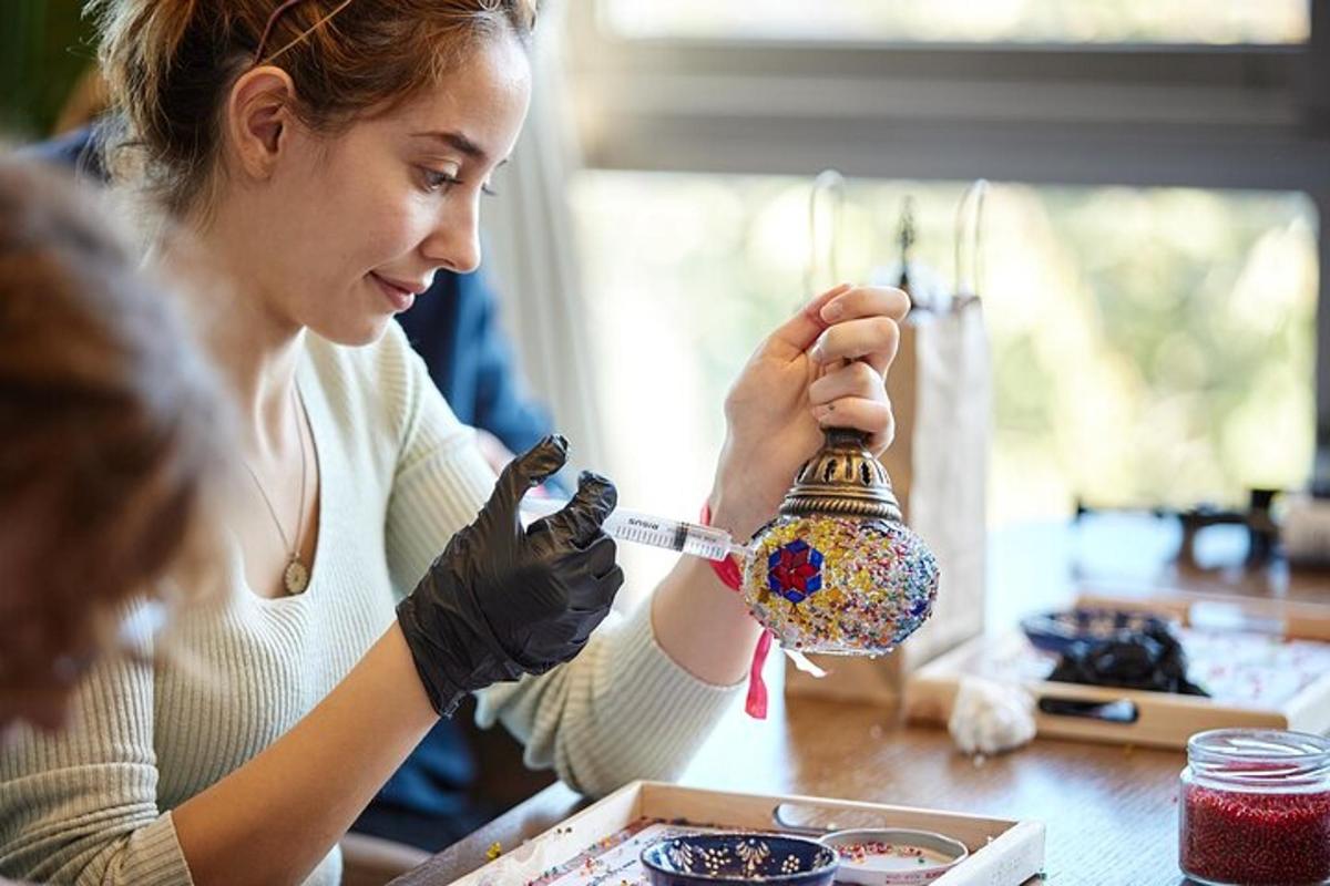 امرأة ترسم مصباحًا بفرشاة الرسم