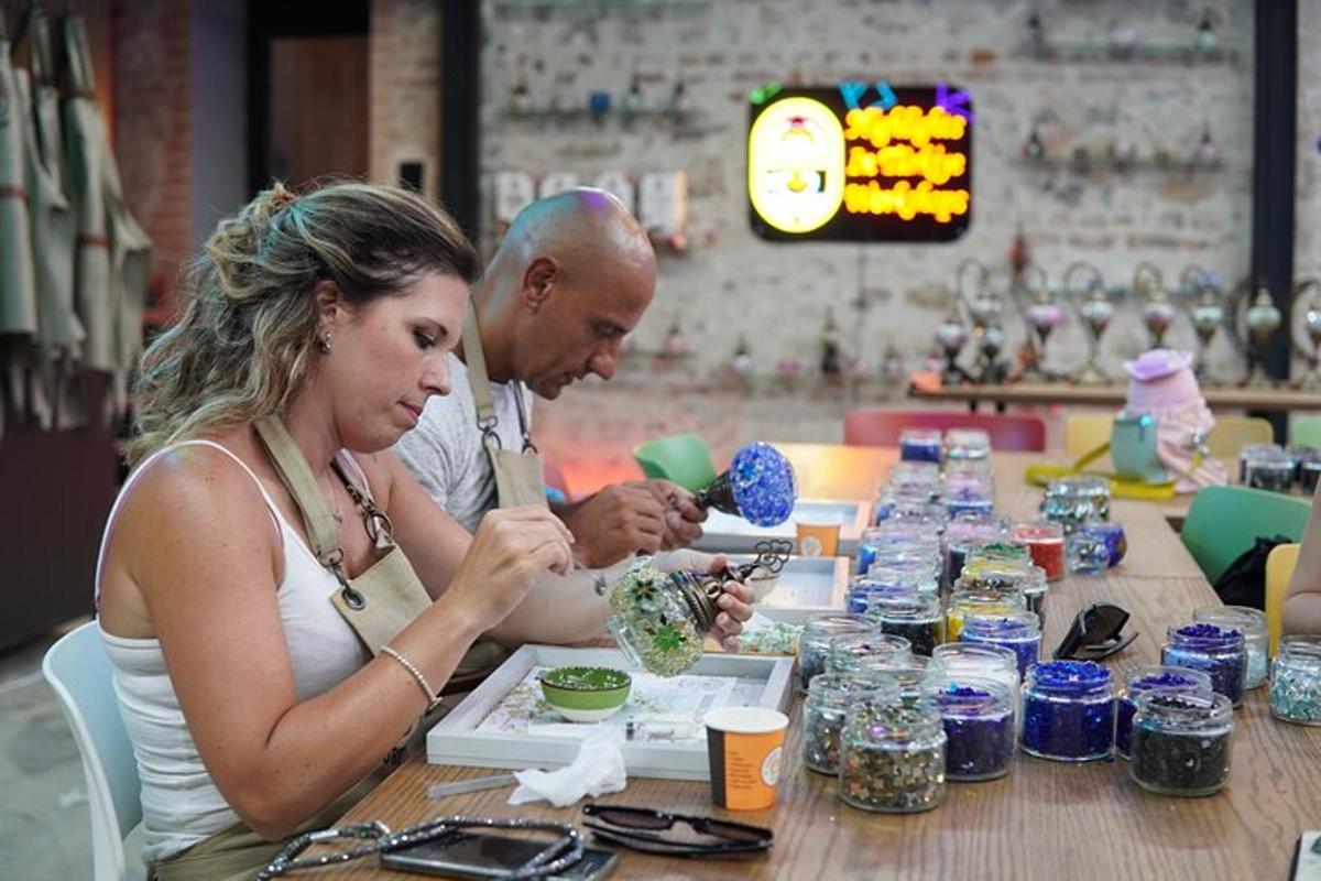 رجل وامرأة يحملان طفلًا على طاولة