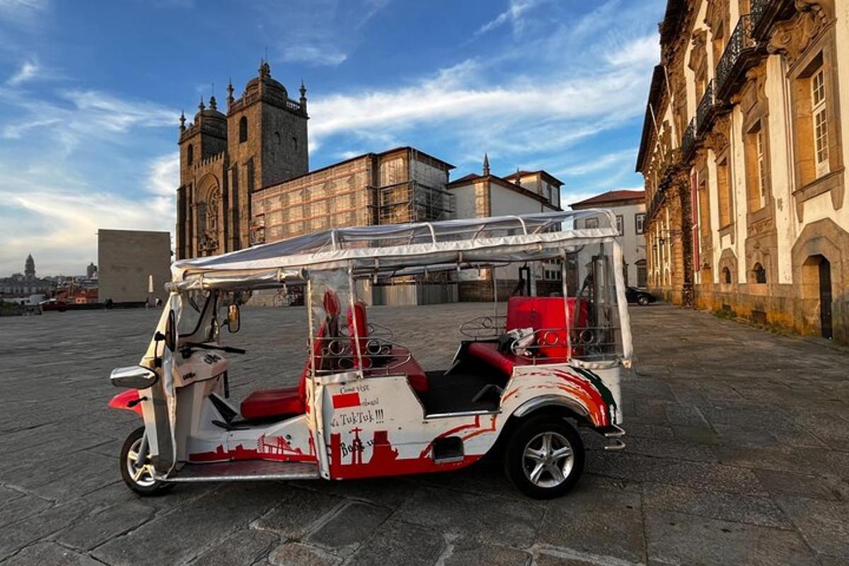 un golf cart rosso e bianco parcheggiato su una strada