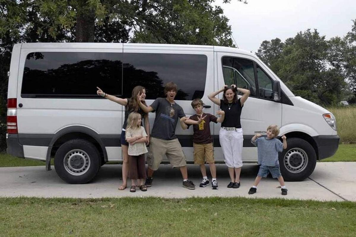 Un grupo de personas de pie delante de una camioneta