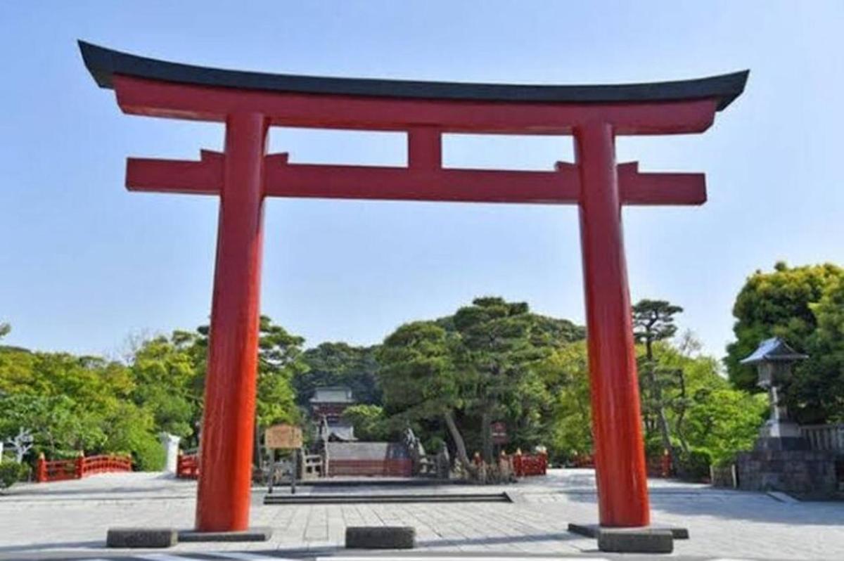Velká červená brána torii v parku