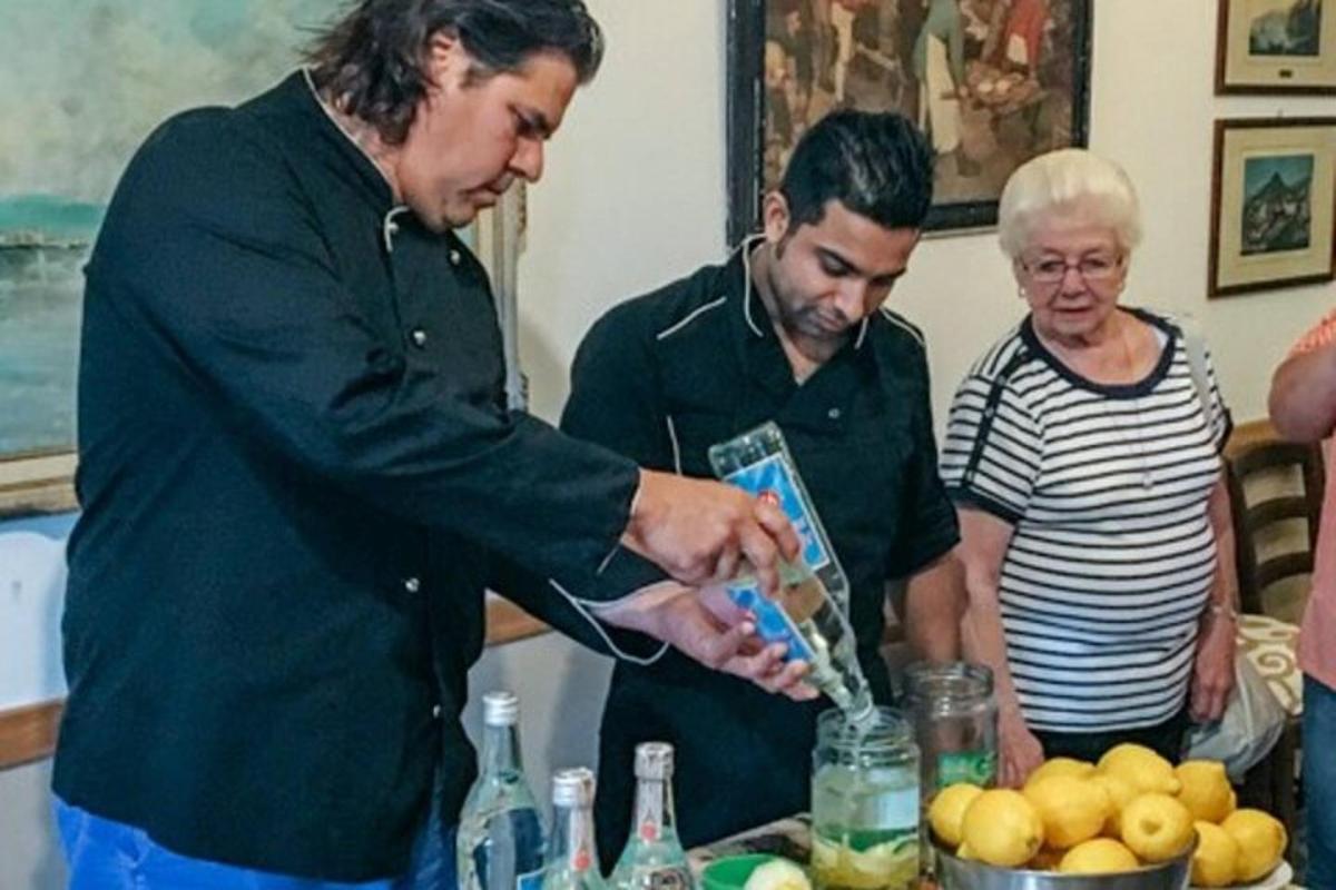 un home preparant una beguda davant d'una taula