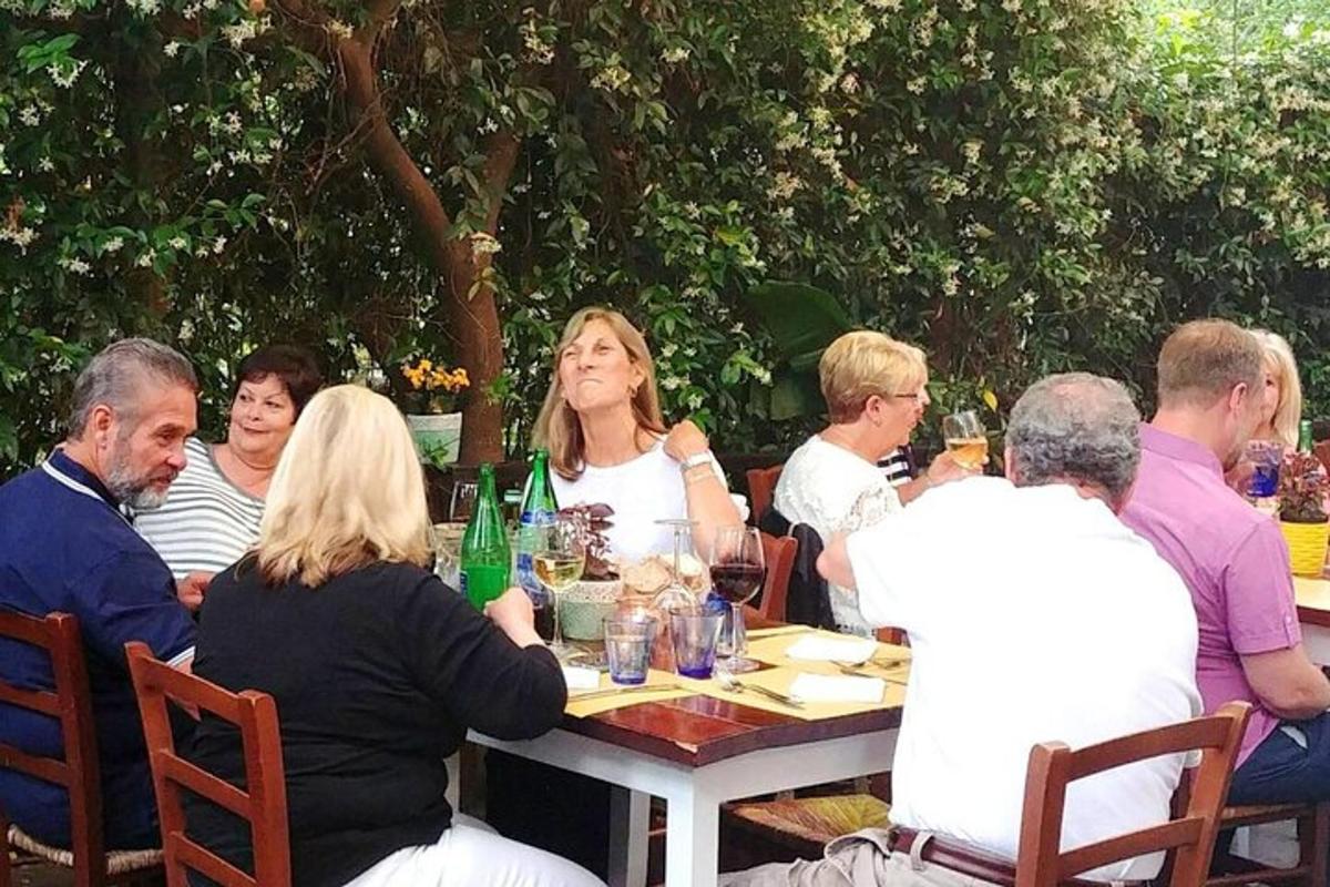 un grup de persones assegudes a una taula