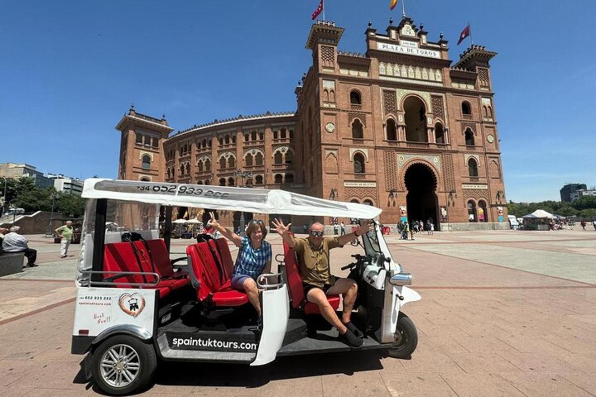 một nhóm người đi xe golf trước một tòa nhà