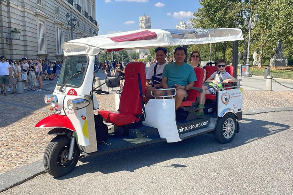 một nhóm người đang đi xe golf