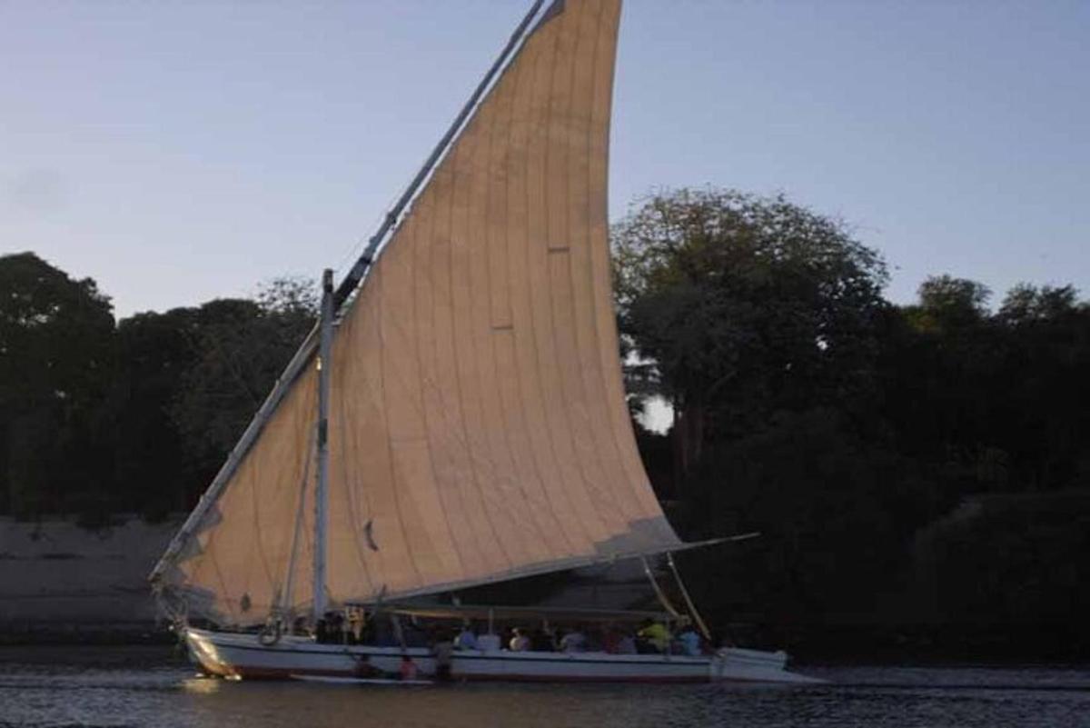 una barca con una grande vela di legno in acqua