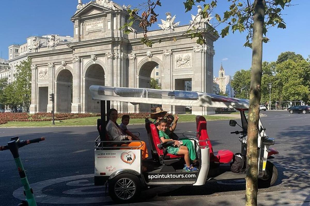 un grup de persones que viatgen en un carret de golf davant d'un edifici