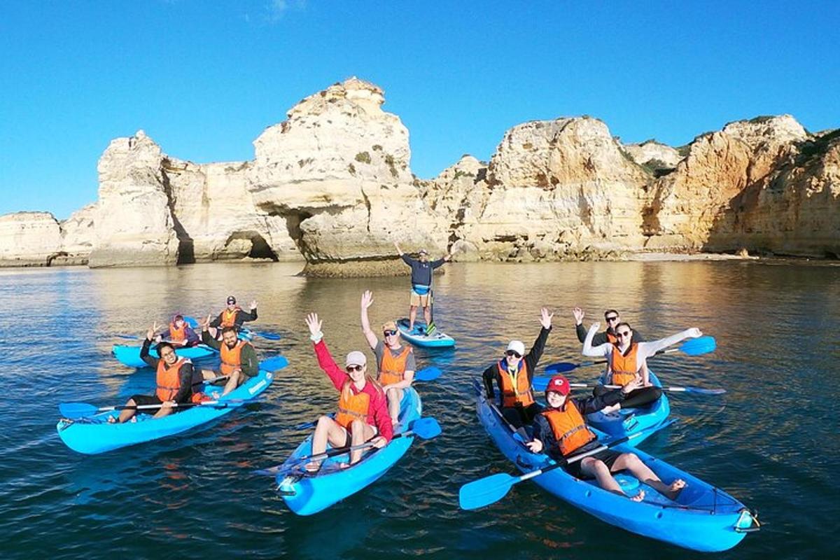 một nhóm người chèo thuyền kayak trên mặt nước