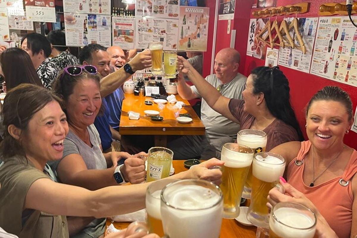 skupina lidí sedících u stolu a pijících pivo