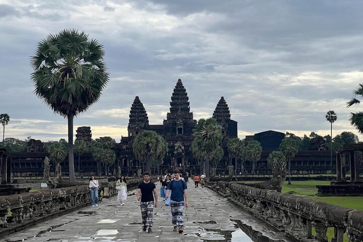 un gruppo di persone che camminano davanti a un tempio