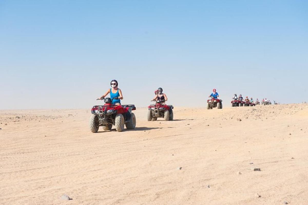egy csoport ember ATV-zik a sivatagban