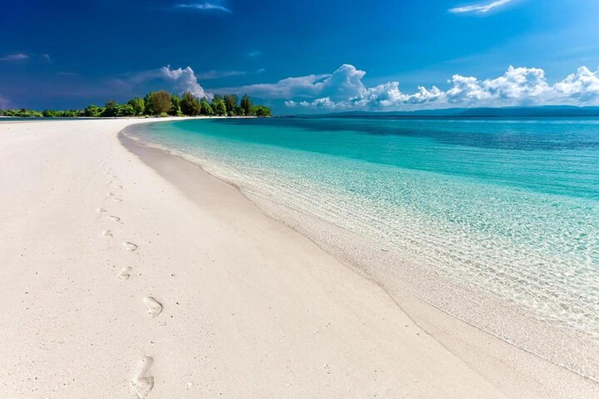 egy strand lábnyomokkal a homokban és az óceánban