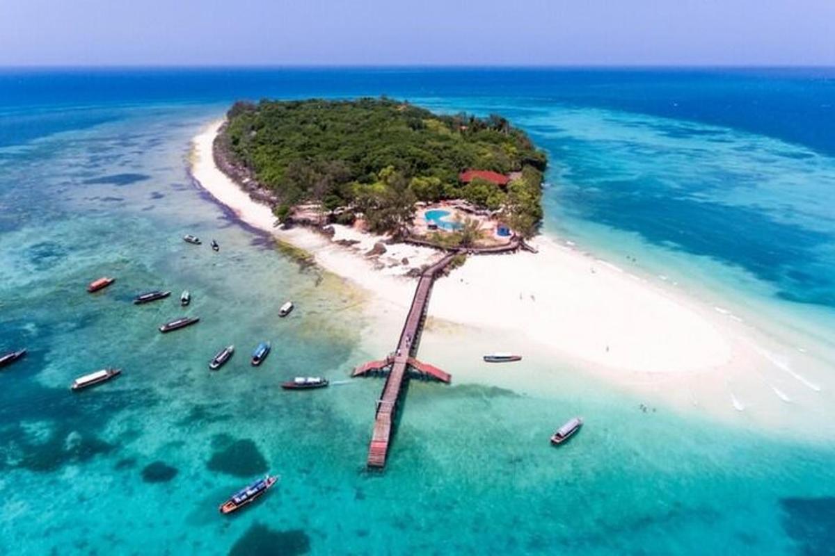 uma ilha no oceano com barcos na água