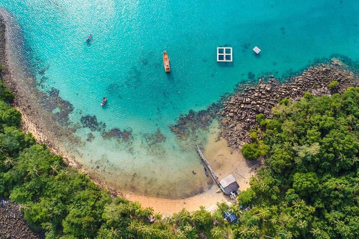 una vista aerea di una spiaggia con barche in acqua