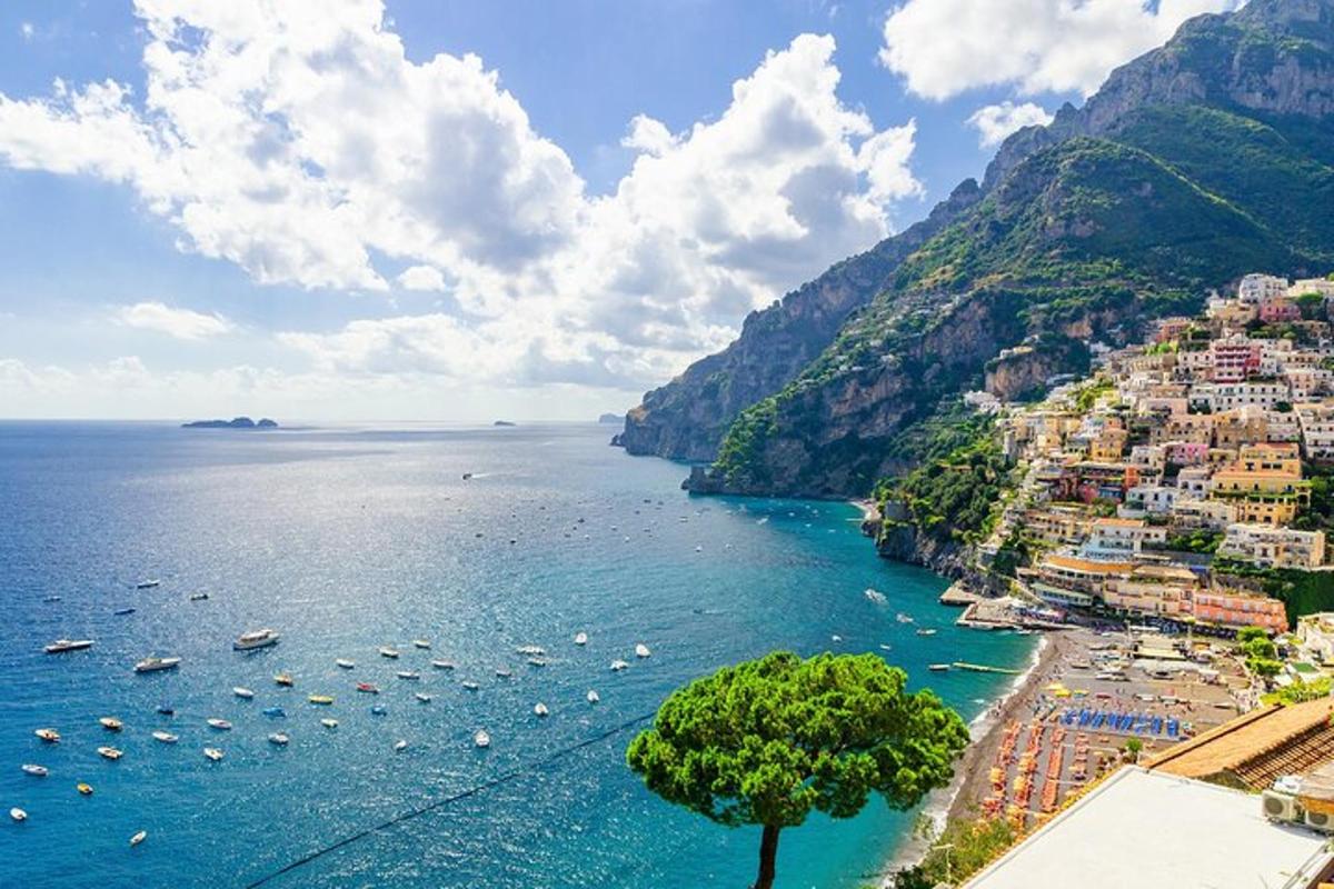 Kilátás az Amalfi-partra, csónakokkal a vízben