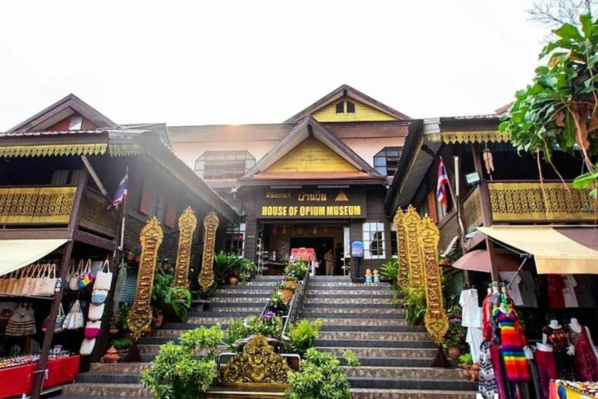 bangunan dengan tangga menuju ke kedai