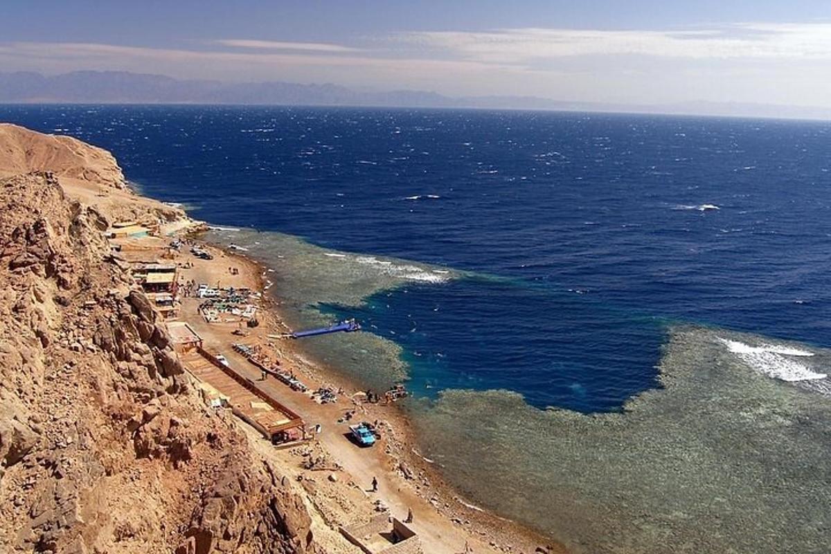 منظر جوي لشاطئ على جانب الجبل