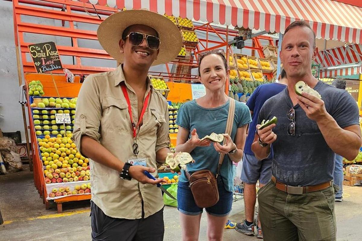 eine Gruppe von Menschen steht auf einem Markt und isst Essen
