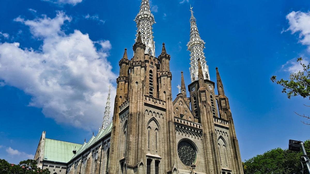 una vecchia chiesa con due torri su un cielo azzurro