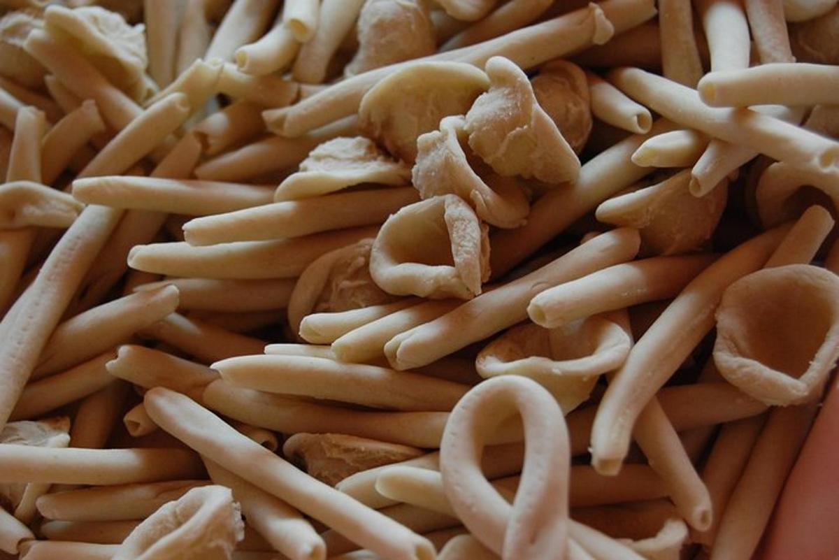 longgokan pasta dengan keju dan bawang di atasnya
