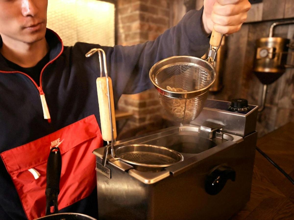 男性がスタンドミキサーで料理を作っている