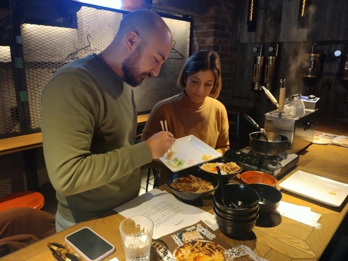 一男一女在餐桌上吃饭