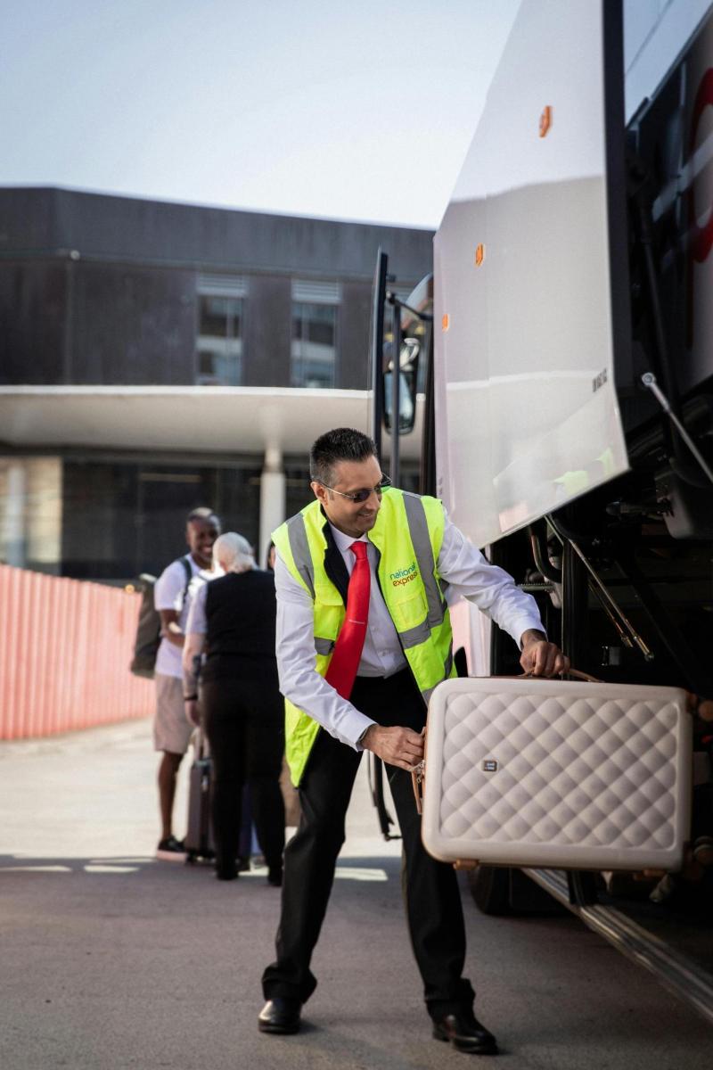 un bărbat în vestă care căra o valiză într-un camion