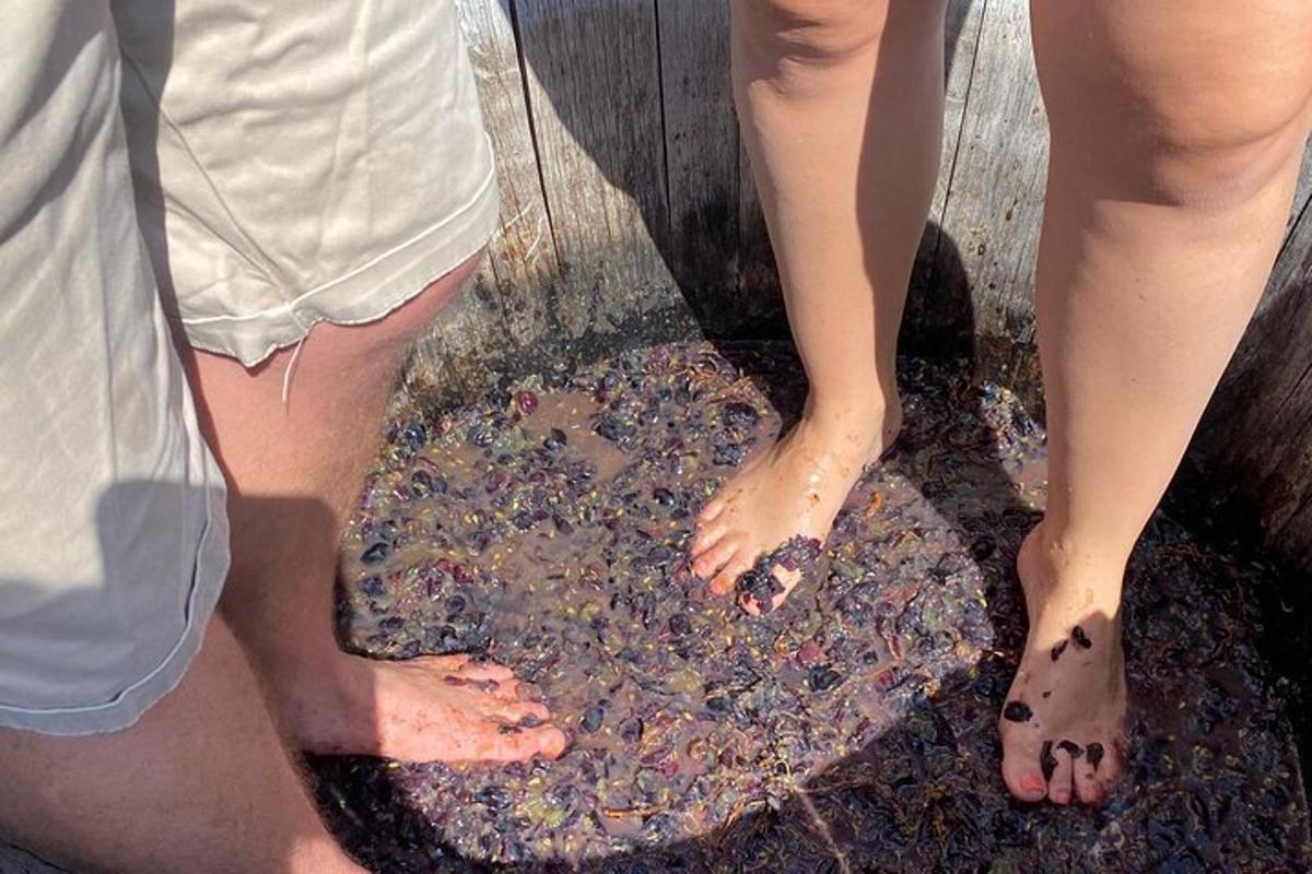 due persone in piedi in una pozza d'acqua