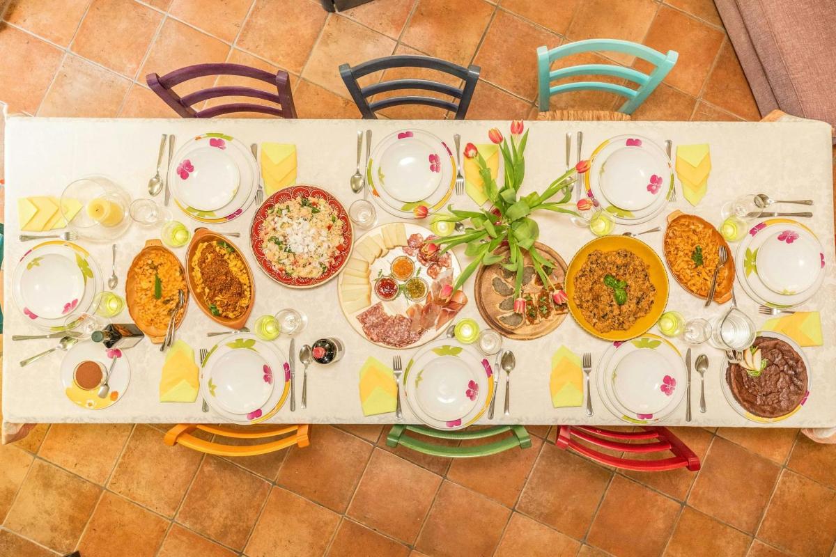 Una mesa con platos de comida encima