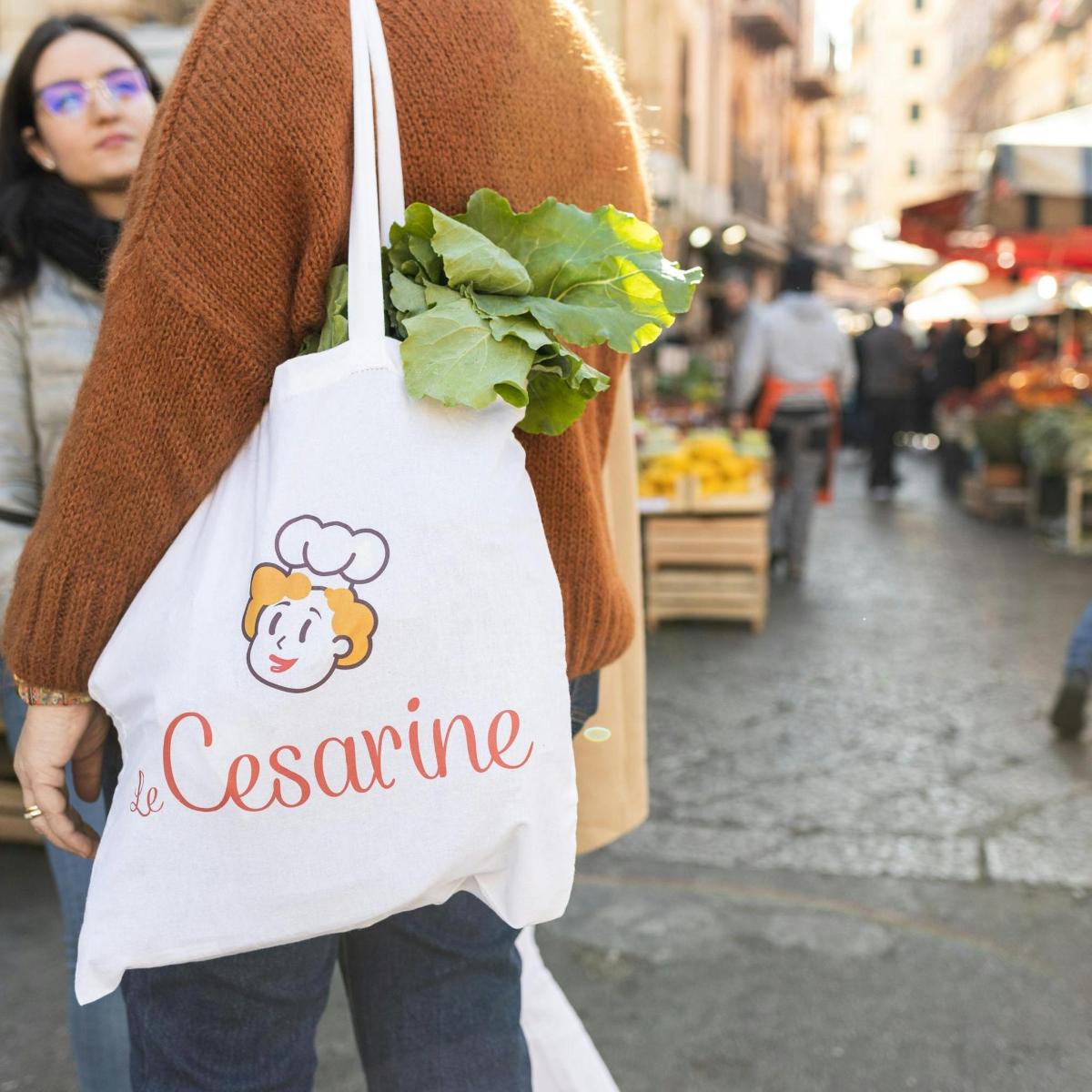 Μια γυναίκα κρατά ποδιά με μια Hello Kitty Toscana