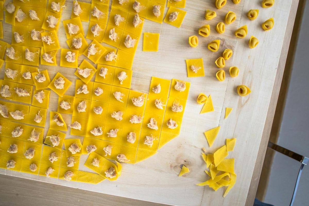 papan pemotong kayu dengan pisang kupas dan pasta kuning